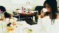 Ketika konser di Inggris, Camila sempat bersantai di kamar hotelnya sambil menikmati rangkaian afternoon tea, yang dilengkapi dengan sandwich, scone, hingga mini cake.  Foto: Instagram @camila_cabello