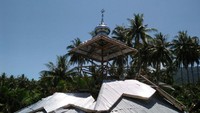 Foto: Masjid juga ambruk. Hanya tersisa bagia kubah yang masih tegak berdiri di bagian atas. (Dok Danramil).