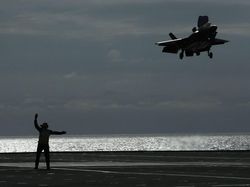 Kapal Induk Tercanggih Inggris Unjuk Kekuatan dengan Jet F-35