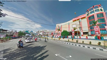Mal Tatura yang berada di Jalan Emy Saelan in pun turut ambruk. Foto: Screenshoot Google Street View