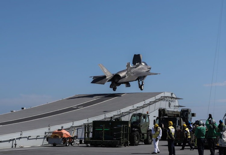 Pesawat HMS Queen Elizabeth