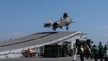 Belum lama ini juga dilakukan uji coba lepas landas dan mendarat jet F-35B di kapal ini. Versi yang dioperasikan adalah F 35B varian paling canggih, seharga USD 134 juta per unit. Foto: Getty Images