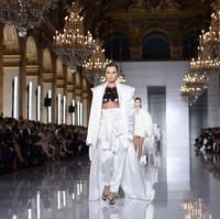 Peragaan busana rumah mode Balmain yang berlangsung saat Paris Fashion Week baru-baru ini kedatangan tamu spesial. Cara Delevingne muncul sebagai model pembuka yang membawakan karya desainer Olivier Rousteing itu. (Foto: Pascal Le Segretain/Getty Images)
