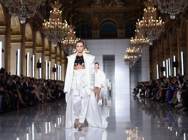 Peragaan busana rumah mode Balmain yang berlangsung saat Paris Fashion Week baru-baru ini kedatangan tamu spesial. Cara Delevingne muncul sebagai model pembuka yang membawakan karya desainer Olivier Rousteing itu. (Foto: Pascal Le Segretain/Getty Images)
