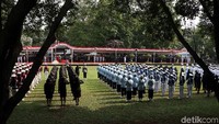 Jokowi meminta masyarakat memegang teguh Pancasila, menjaga persatuan dan kesatuan bangsa. Masyarakat jangan sampai memberi ruang pada ideologi-ideologi lain yang bertentangan dengan Pancasila.