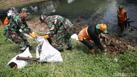 Sejumlah petugas gabungan dari Kementerian PUPR, Dinas Sumber Daya Air DKI hingga TNI ikut serta dalam kegiatan bersih sungai itu.