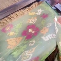 Terlepas dari keindahannya, tenun donggala juga terkendala masalah bahan baku. Harga bahan baku masih cukup mahal. Jadi kami mengusulkan untuk kerja sama dengan koperasi demi menekan biaya produksi, tambah Didiet. (Foto: Instagram/@didietmaulana)
