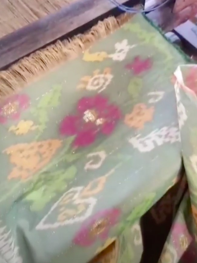 Terlepas dari keindahannya, tenun donggala juga terkendala masalah bahan baku. Harga bahan baku masih cukup mahal. Jadi kami mengusulkan untuk kerja sama dengan koperasi demi menekan biaya produksi, tambah Didiet. (Foto: Instagram/@didietmaulana)