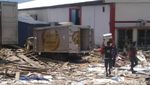 Mengais di Antara Reruntuhan Tsunami