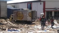 Bangunan dan mobil truk yang terparkir di pusat pergudangan Tondo itu telah rusak dan terbengkalai.