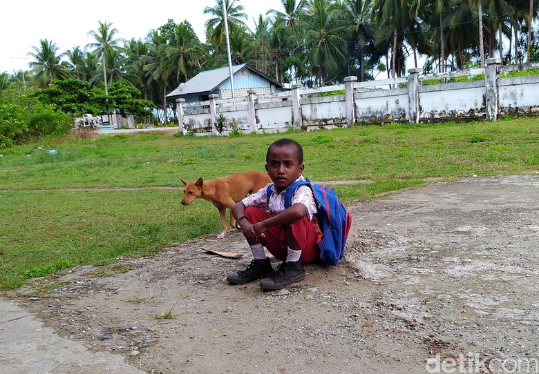 Orang Skouw yang Lupa-lupa Ingat dengan Bahasa Ibunya Orang Skouw yang Lupa-lupa Ingat dengan Bahasa Ibunya
