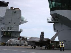 Kapal Induk Tercanggih Inggris Unjuk Kekuatan dengan Jet F-35
