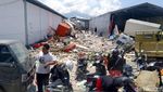 Mengais di Antara Reruntuhan Tsunami