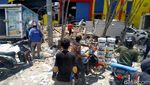 Mengais di Antara Reruntuhan Tsunami