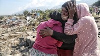Warga tak kuasa menahan tangan melihat rumahnya telah rata dengan tanah.