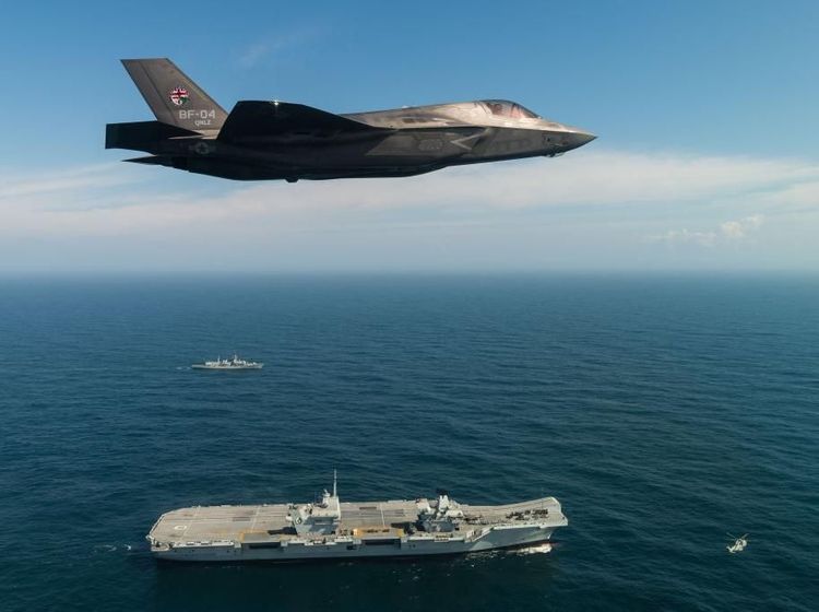 Kapal Induk Tercanggih Inggris Unjuk Kekuatan dengan Jet F-35