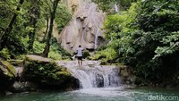 Di bawahnya, mengalir sungai dengan air yang cukup jernih. Cocok untuk bersantai dan relaksasi (Muslimin/detikTravel)