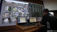 Tahap selanjutnya, petugas operator TMC Polda Metro Jaya akan menganalisis rekaman itu dan mencocokan dengan database nomor kendaraan bermotor atau database Regident Kendaraan Bermotor warga Jakarta.