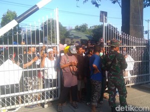 Pagi-pagi, Warga Palu Sudah Berdesakan Menunggu Bantuan