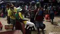 Diluar pasar, banyak pula yang membawa gerobak pasir untuk membawa barang-barang yang dibeli.
