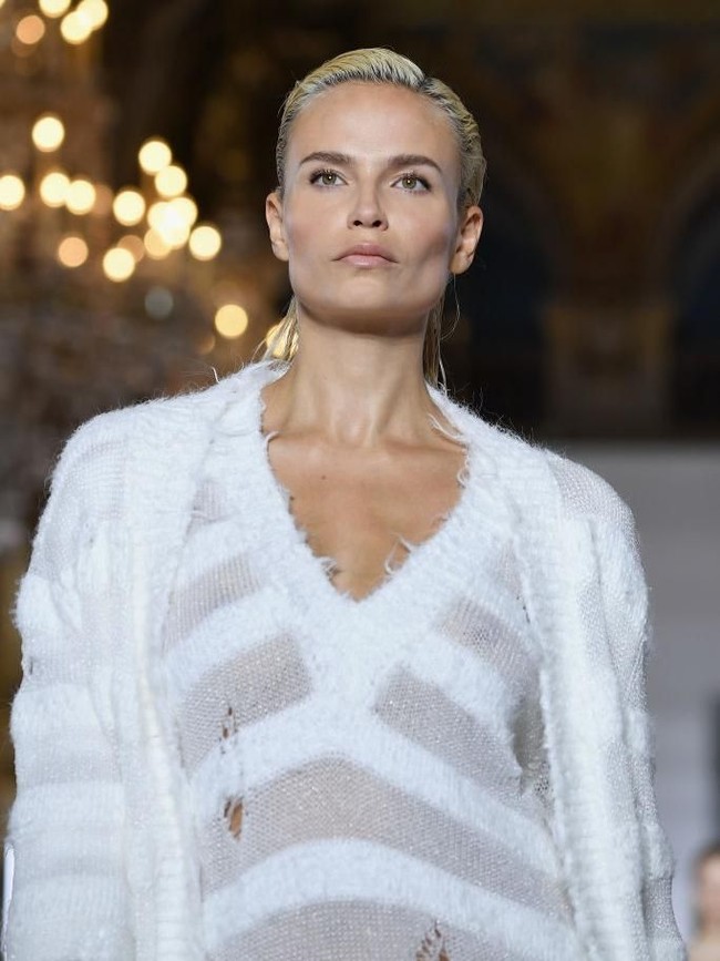 Selain Cara, tampil pula model ternama asal Rusia Natasha Poly. (Foto: Pascal Le Segretain/Getty Images)