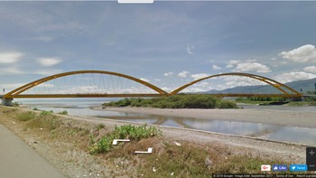  Jembatan Kuning memiliki makna lain bagi masyarakat Palu, karena posisi jembatan ini merepresentasikan keadaan kota Palu yang merupakan kota dengan topografi unik di mana pegunungan, lembah, dan laut membentuk kota ini. Foto: Screenshoot Google Street View