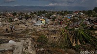 Perumahan itu rusak parah karena lokasinya berada di jalur sesar Palu Koro.