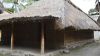 Foto: Salah satu rumah tradisional di Kampung Adat Bayan. Kampung ini berjarak 60 km dari pusat Kecamatan Tanjung (Renadi/detikTravel)
