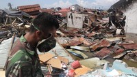Rumah-rumah ambruk, Atap juga beserakan di tanah.