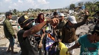 Warga setempat juga bahu-membahu mengevakuasi korban gempa.