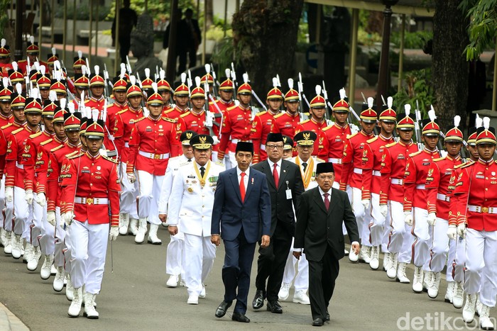 Gubernur Sumsel Herman Deru dan Gubernur Kaltim Isran Noor resmi dilantik oleh Presiden Jokowi. Pelantikan digelar di Istana Negara, Jakarta, Senin (1/10).