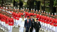 Sebelumnya mereka berjalan menuju Istana Negara.