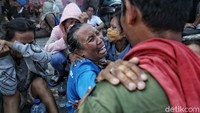 Mereka meratapi kepergian anggota keluarga akibat gempa tersebut.