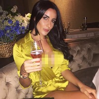 Meski pekerjaan sebagai gadis payung sering dianggap sebelah mata, namun Kate mengaku pekerjaannya tersebut penting.  Foto: Instagram @kate_woodcock