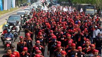 Massa melakukan long march dari kawasan Patung Kuda hingga ke Istana Merdeka.