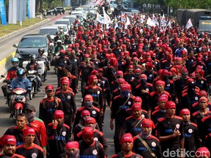 Puluhan Ribu Buruh Siap Kepung Gedung DPR Hari Ini