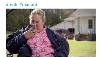 Isu yang merebak, Mourinho bakal lengser. Fans MU pun langsung cek ponsel terus untuk tahu kapan ia dipecat. Foto: Istimewa