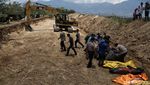 Potret Pemakaman Massal Korban Gempa-Tsunami Palu