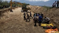 Pemakaman dimulai sekitar pukul 11.30 WIB. Ke-18 jenazah itu diangkut menggunakan 2 truk dan 1 mobil pikap.