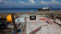 Gempa berkekuatan 7,4 Magnitudo mengguncang wilayah Palu dan Donggala yang akhirnya memicu terjadinya tsunami pada Jumat (28/9/2018) lalu. Seluruh bangunan dan rumah warga hancur dan rata dengan tanah akibat bencana tersebut. Tak terkecuali Pantai Lolik di daerah Palu, Sulawesi Tengah. Beawiharta/Reuters.