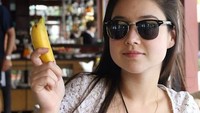 Teen Tiny Banana, tulisnya sambil menggenggam sepotong pisang. Saat itu ia tengah berlibur di Vietnam. Foto: Instagram caseykathleen_