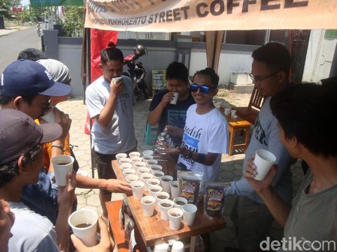 Peringati Hari Kopi Internasional, Komunitas Ini Bagikan 500 Cangkir Kopi Gratis