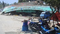 Akibat gempa disusul tsunami itu, 800 orang lebih meninggal dunia.