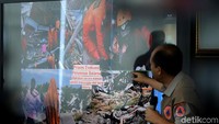 Sutopo memperlihatkan proses evakuasi korban gempa di Perumnas Balaroa.