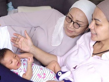 Kedekatan Ratna Sarumpaet dengan Cucu-cucunya