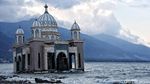 Penampakan Masjid Apung Usai Diterjang Gempa dan Tsunami