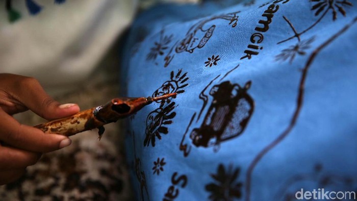 Pengrajin sedang membatik di Sanggar Betawi Seraci, Desa Segara Jaya, Kecamatan Taruma Jaya, Kabupaten Bekasi, Selasa, (2/10/2018). Batik tersebut bertema betawi.