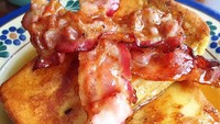 Wah, bacon yang crunchy jadi topping French Toast dengan kucuran maple syrup. Enaknya! Foto : Instagram @yommilomm