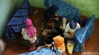 Perajin sedang membatik di Sanggar Betawi Seraci, Desa Segara Jaya, Kecamatan Taruma Jaya, Kabupaten Bekasi, Selasa, (2/10/2018). 
