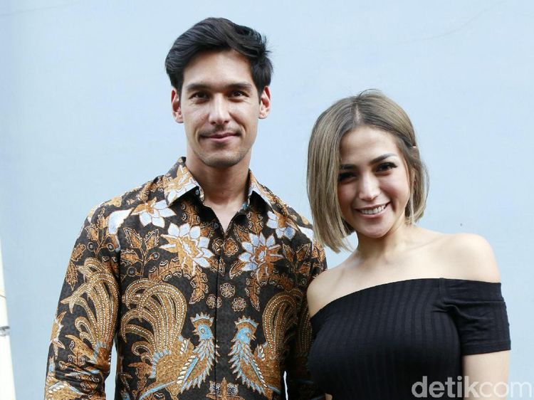 Serasinya Jessica Iskandar dan Richard Kyle dengan Batik